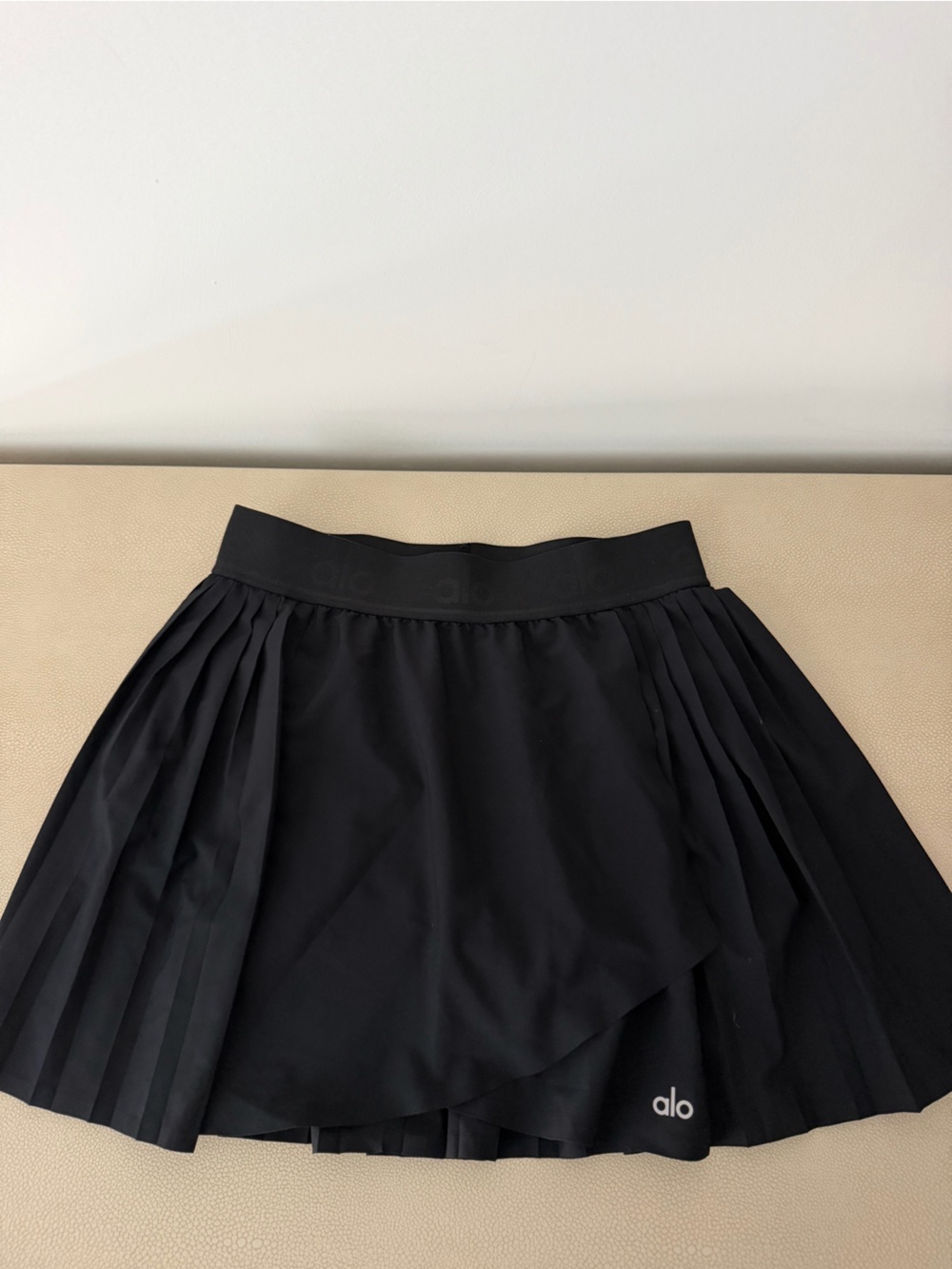 ALO YOGA PLEATED SKIRT IN BLACK, SIZE MEDIUM